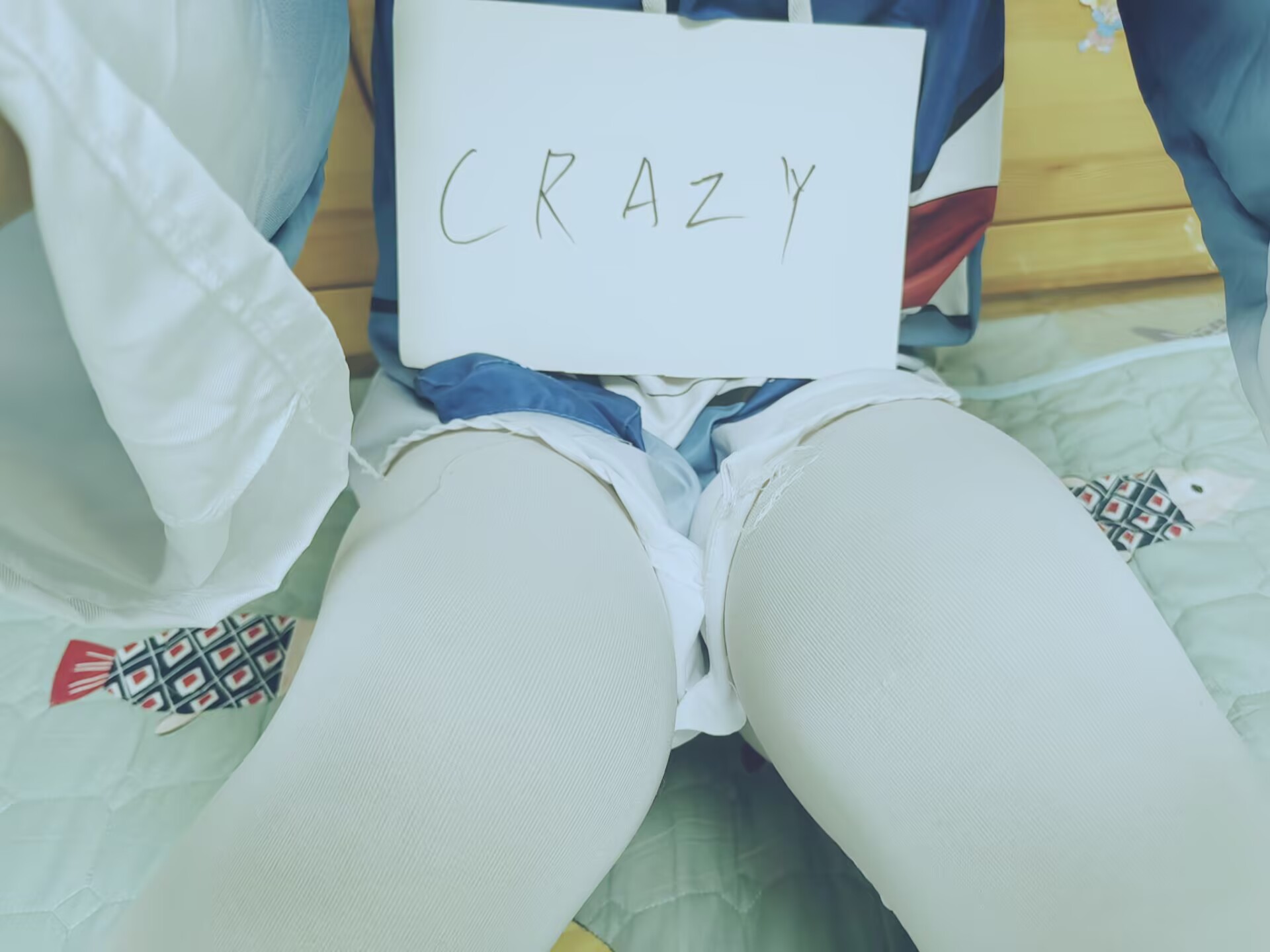 举着 CRAZY 牌子的另一张照片